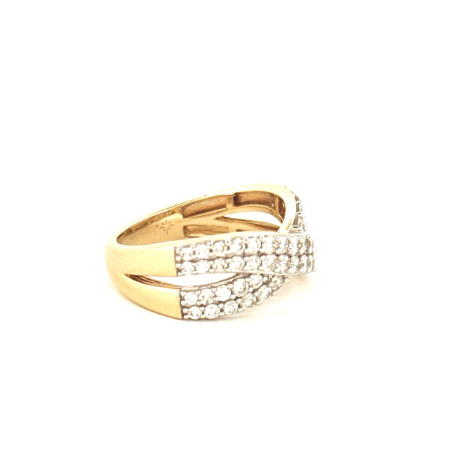 Anillo de mujer de oro amarillo de 14 quilates con diamantes de fantasía Talla 7 1/2 Peso 5.6GR