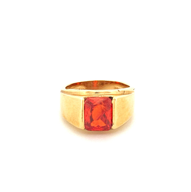 Anillo de oro amarillo de 14k para hombre con circonita cúbica rectangular naranja y solitario. Talla 8 1/2. Peso 10.2 gr.