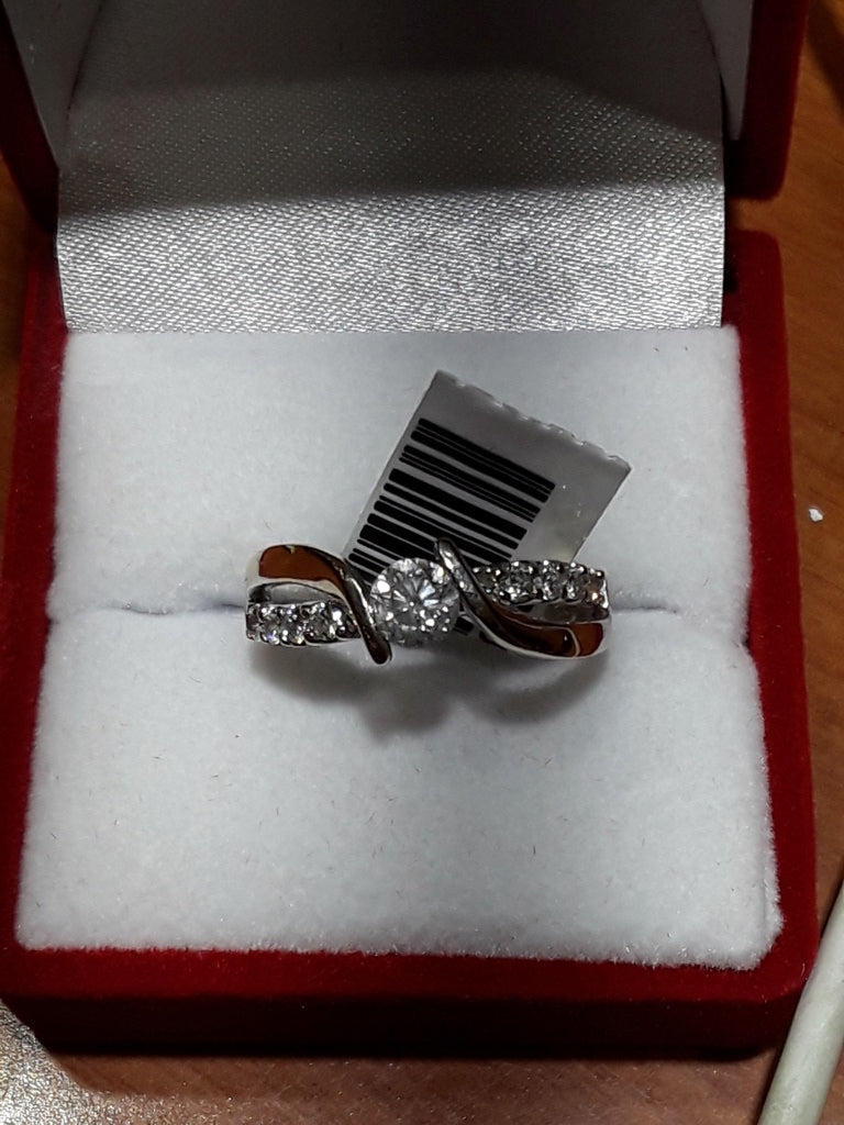 White Gold Wedding Ring with Round Diamonds   14K  White Gold Size 7  Weight 3.5 gr